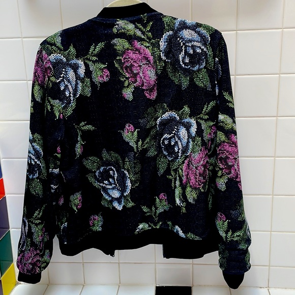 Lululemon - Picture 3 of 3